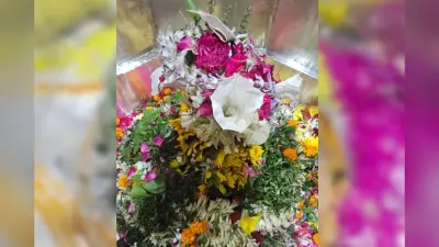 Aaj Ka Darshan: फूलों से सजे बाबा गरीबनाथ, दर्शन को उमड़ी भक्तों की भीड़